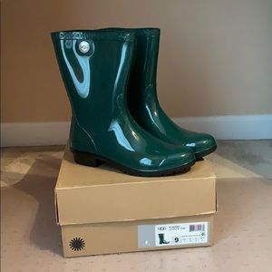 Ugg short rain boots
